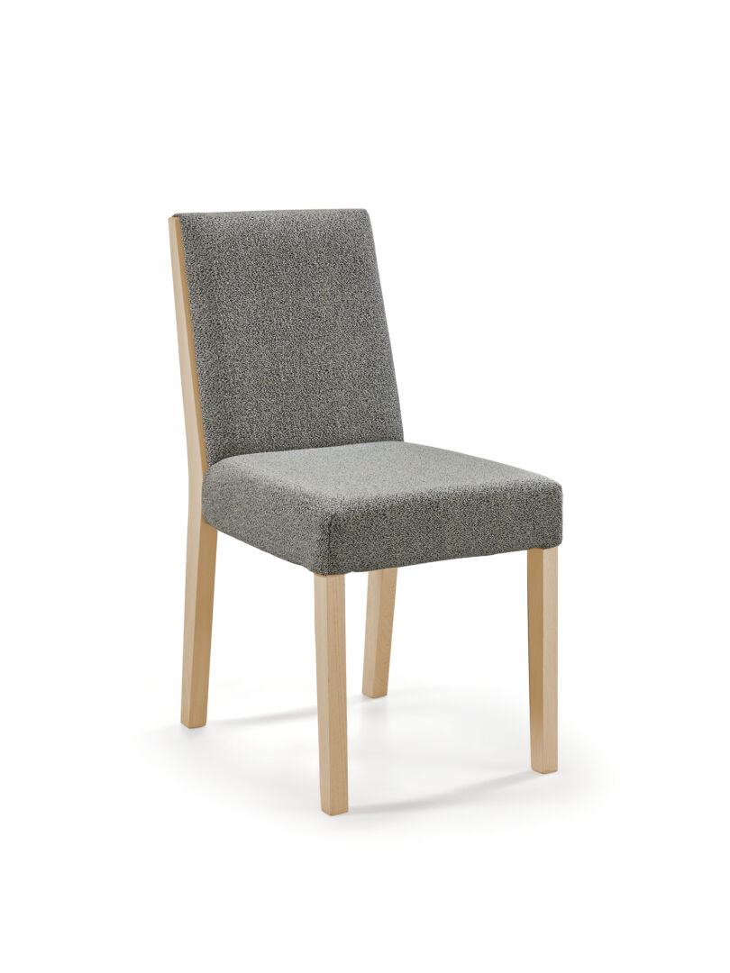 Eetkamerstoel Jura Massief Eiken WWM: Grijze gestoffeerde stoel met massief eikenhouten poten.