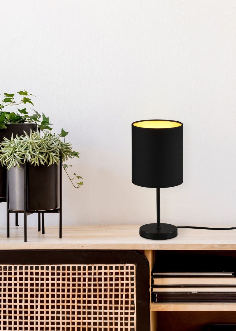 REALITY Tafellamp JERRY: Zwarte tafellamp met cilindrische kap op een houten oppervlak.