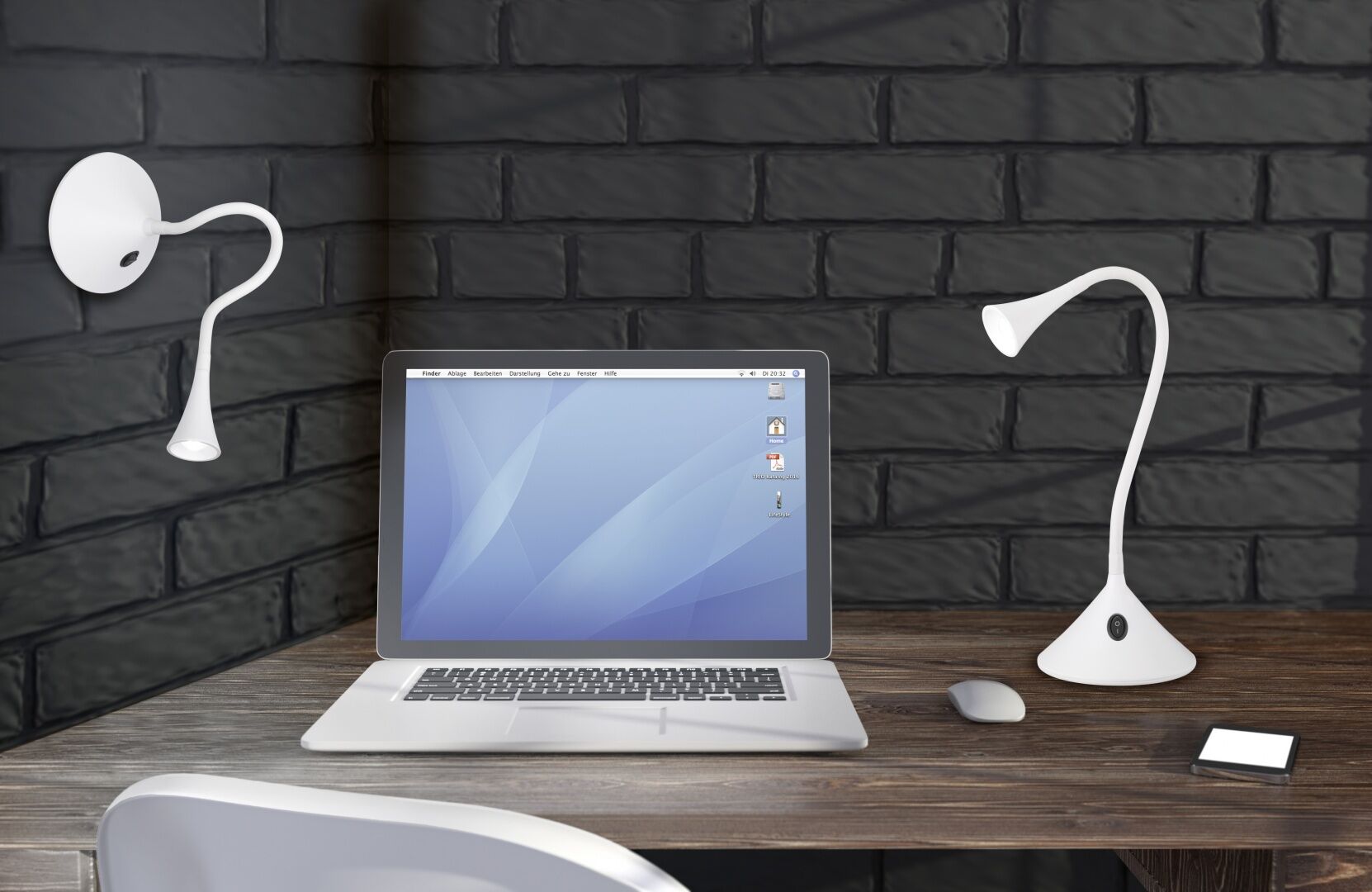 REALITY Tafellamp VIPER: Witte bureaulamp naast een laptop op een houten bureau.