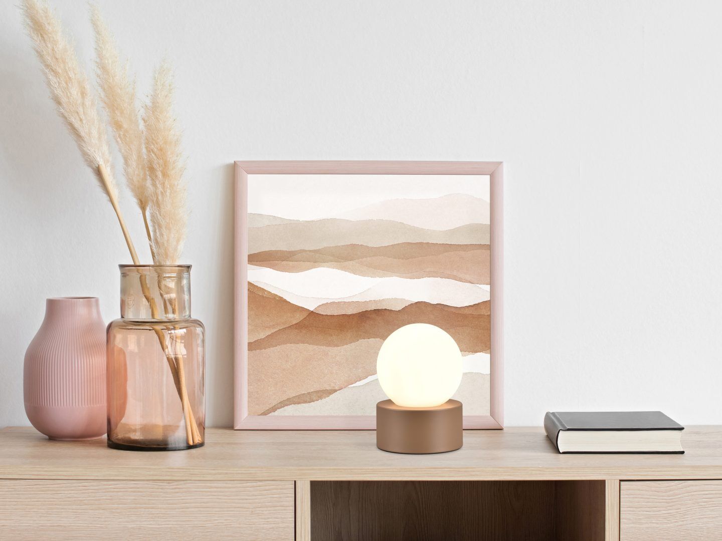 REALITY Tafellamp COUNTESS: Moderne tafellamp op een houten dressoir met kunst, vazen en een boek.