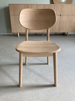 Eetkamerstoel Sento Massief Eiken E02 M: massief eikenhouten stoel zonder armleuning.
