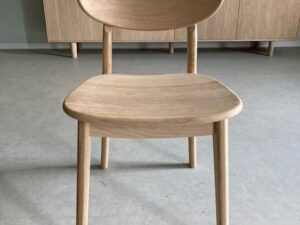 Eetkamerstoel Sento Massief Eiken E02 M: massief eikenhouten stoel zonder armleuning.