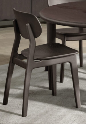 Eetkamerstoel Sento Massief Eiken EL55 Met Armleuning: massief eikenhouten stoel in donkere afwerking.