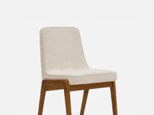 Eetkamerstoel 200-125 Var Bouclé Crème met donker houten frame.