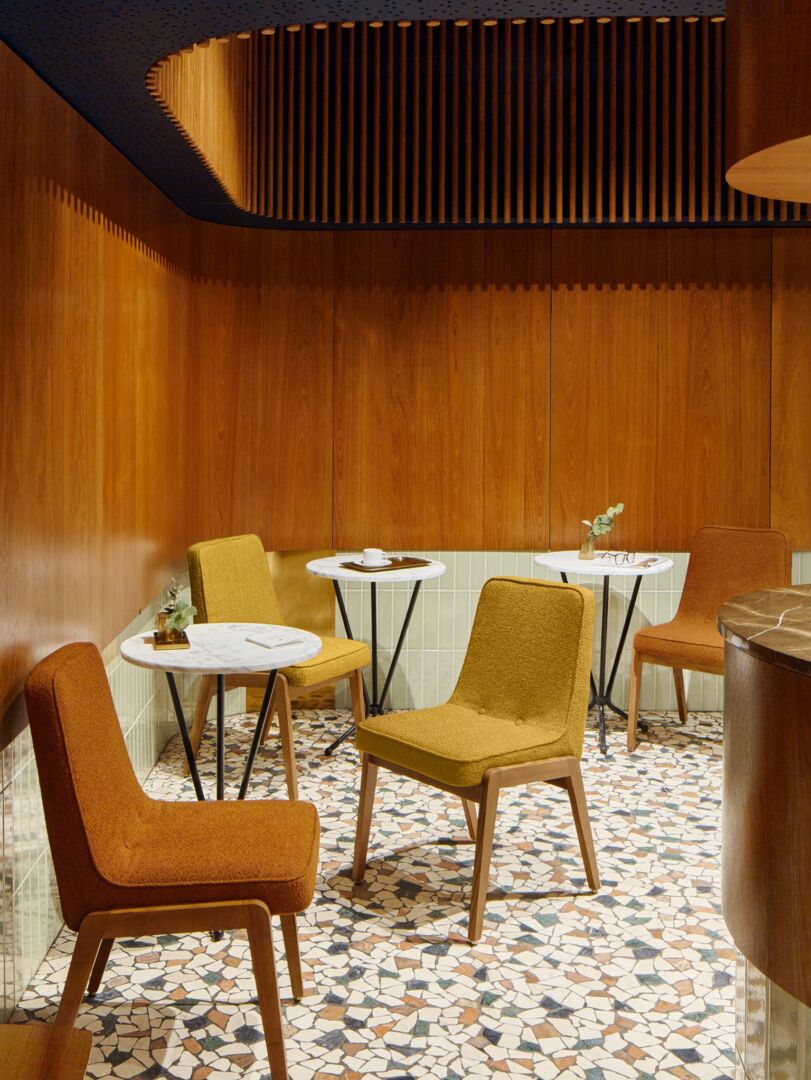 Eetkamerstoel 200-125 Var Bouclé Mosterd met donker houten frame in een sfeervolle setting.