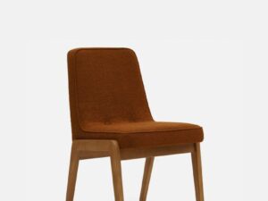 Eetkamerstoel 200-125 Var Bouclé Sierra met donker houten frame.