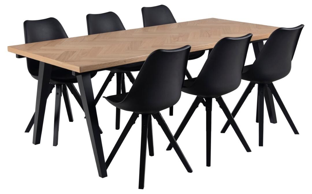 Houten eettafel met visgraatmotief en zes zwarte Dima eetkamerstoelen.