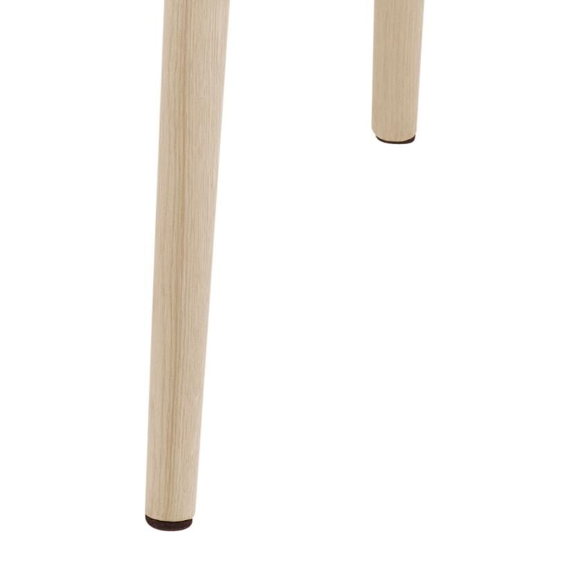 Detail van Nora eetkamerstoel met armleuning: houten stoelpoten.