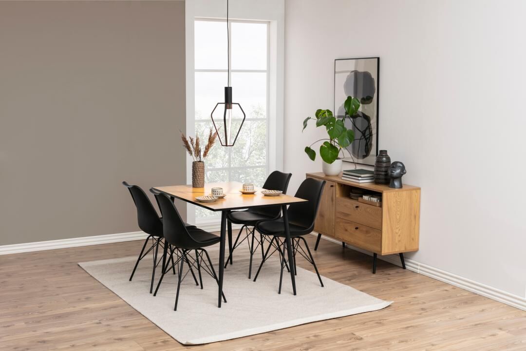 Eetkamer met Eris eetkamerstoelen (set van 2), tafel, dressoir en decoratieve lamp.