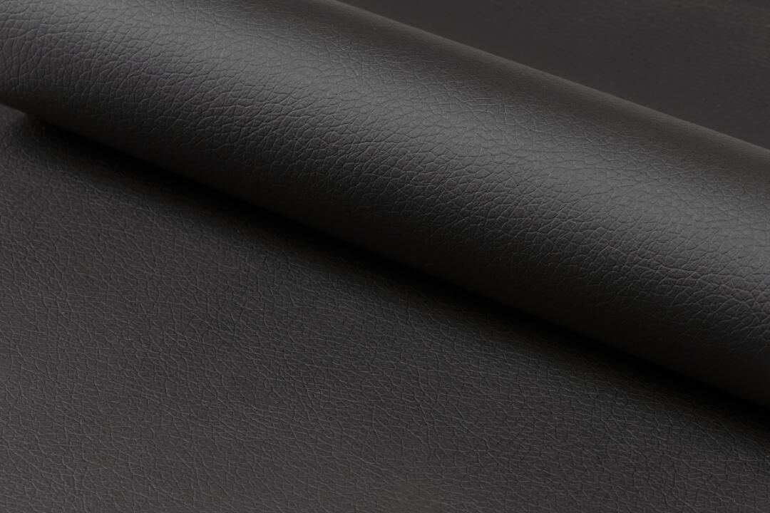 Eris eetkamerstoel (set van 2): Detailopname van zwart leer, textuur en materiaal.