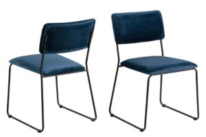 Cornelia eetkamerstoel (set van 2): Blauwe velvet stoelen met zwart metalen frame.