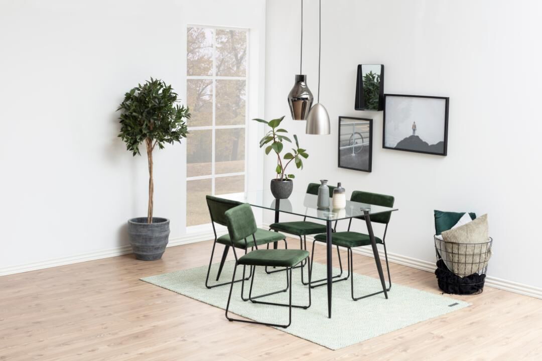 Cornelia eetkamerstoel (set van 2): Groene eetkamerstoelen rondom een glazen eettafel in een lichte ruimte.