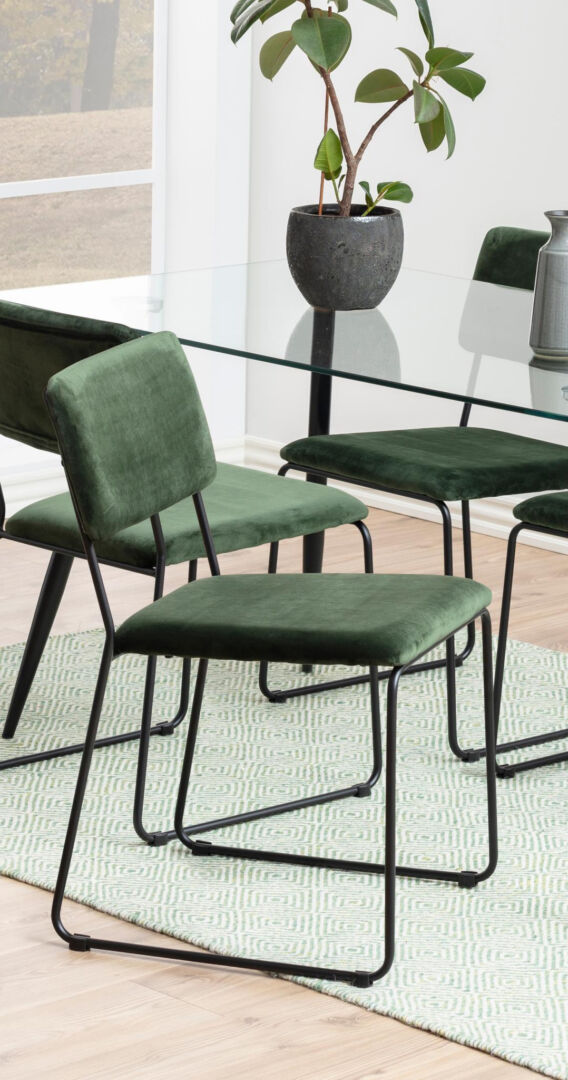 Cornelia eetkamerstoel (set van 2): Groene velvet stoelen met zwart metalen frame.