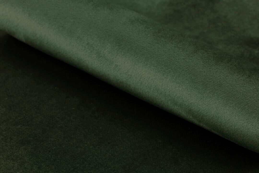Cornelia eetkamerstoel (set van 2): Detailopname van donkergroene velvet stof.