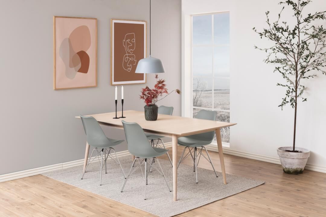 Eris eetkamerstoel (set van 4): Lichtgroene stoelen rond een houten eettafel in een moderne eetkamer.