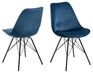 Eris eetkamerstoel (set van 2): Blauwe velvet stoelen met zwarte metalen poten.