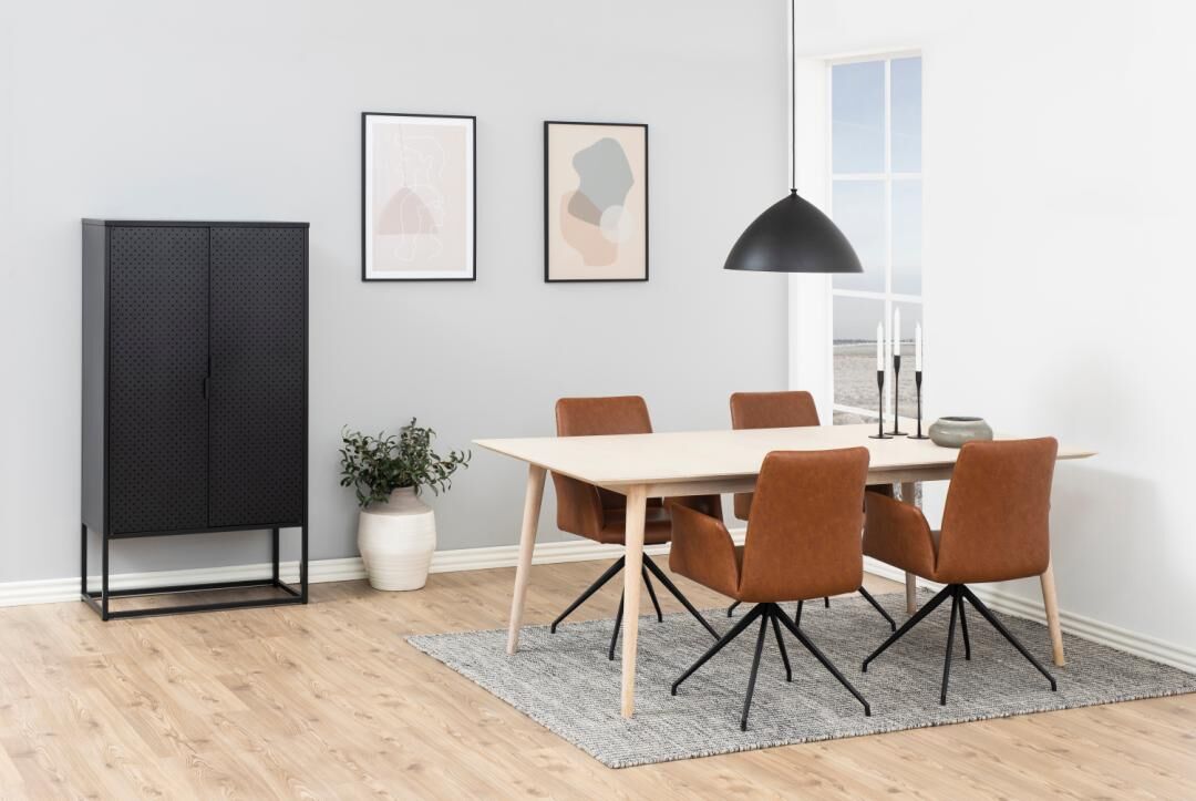 Eetkamer interieur met Naya eetkamerstoel met armleuning, tafel, kast en decoratie.