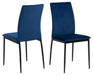 Demina eetkamerstoel (set van 4): Blauwe velvet stoelen met zwarte metalen poten.