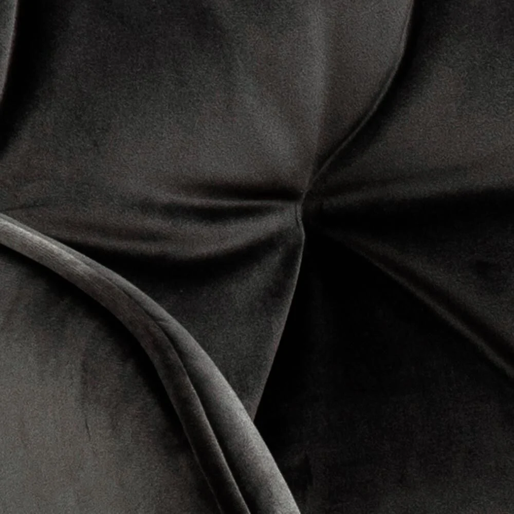 Detailopname Brooke eetkamerstoel met armleuning: donkergrijze velvet bekleding met capitonnering.