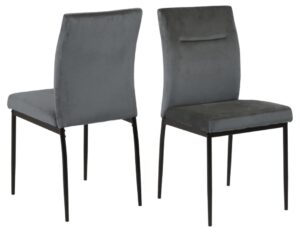 Demi eetkamerstoel (set van 2): Grijze velvet stoelen met zwarte metalen poten.