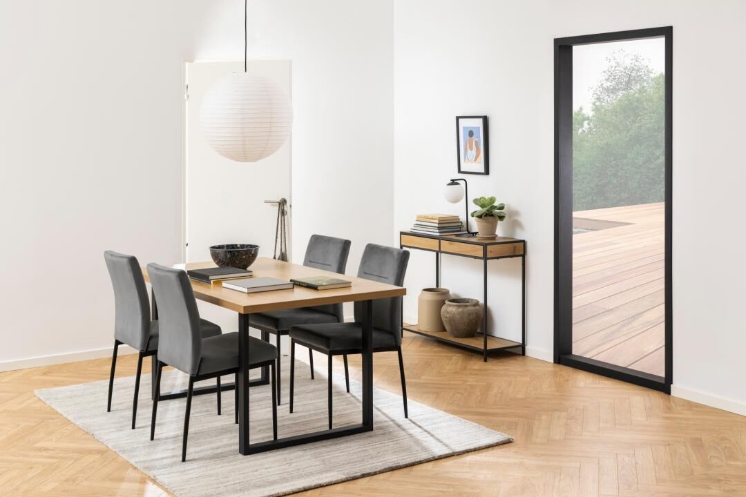 Eetkamer setting met Demi eetkamerstoelen (set van 2) in grijs, houten tafel en lichtgrijs vloerkleed.