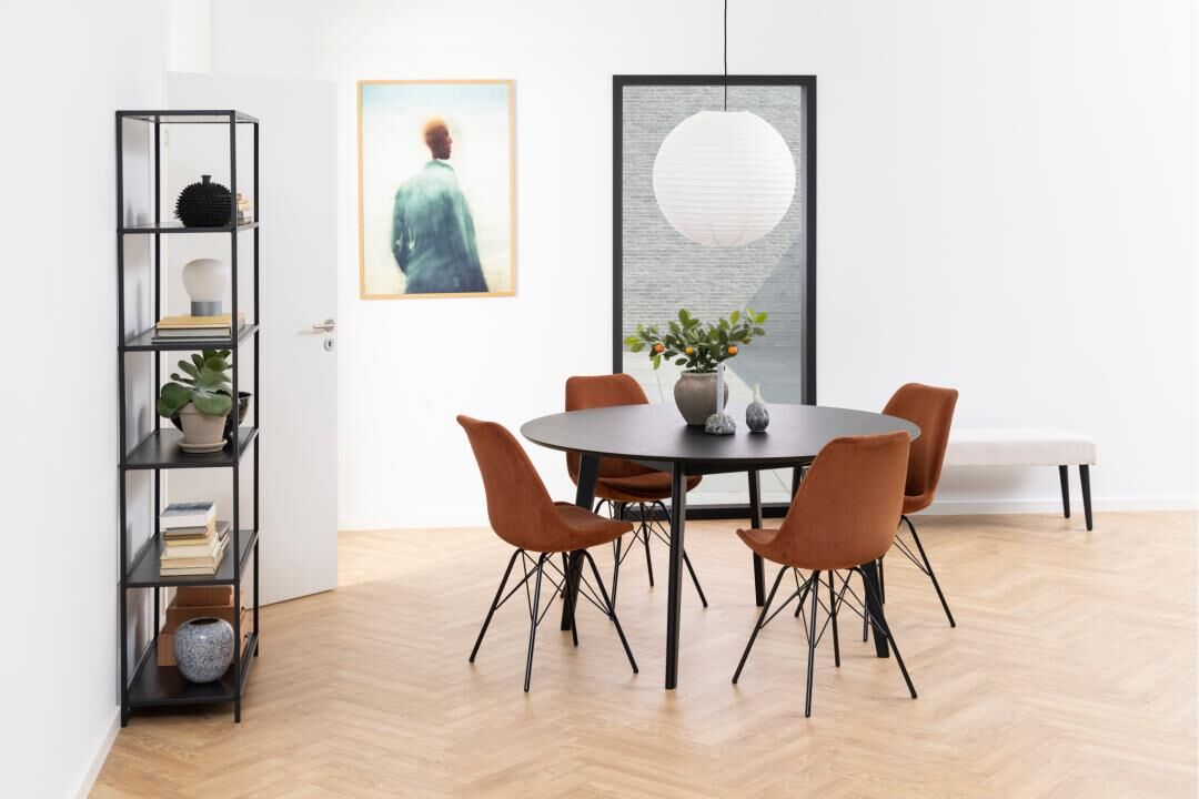 Eris eetkamerstoel (set van 2) in een stijlvolle eetkameropstelling met ronde tafel en moderne decoratie.