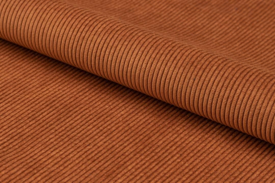 Eris eetkamerstoel: close-up van bruine ribstof, gebruikt voor de set van 2 eetkamerstoelen.