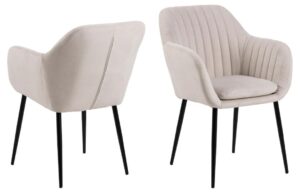 Emilia eetkamerstoel met armleuning: Beige stoel met armleuningen en zwarte poten, gezien van voren en achteren.