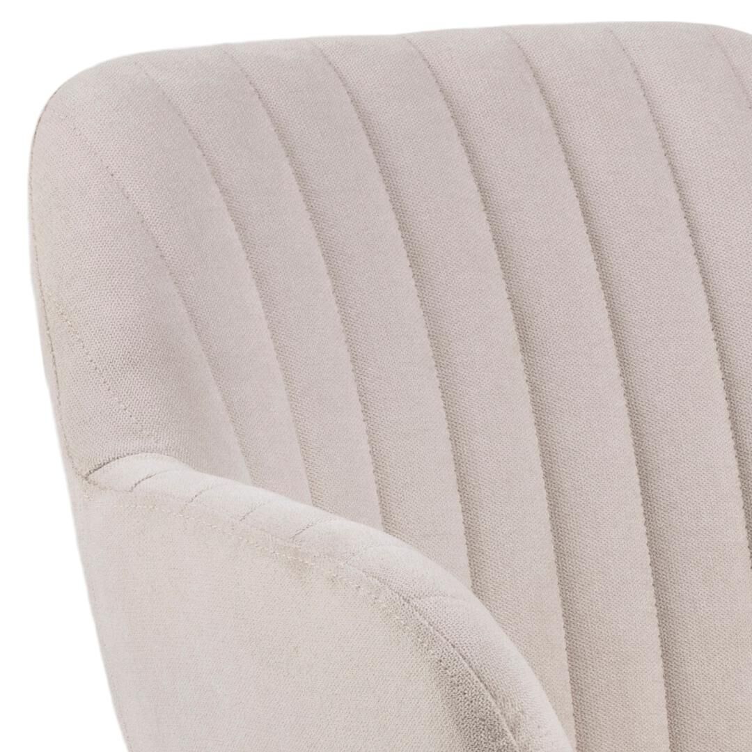 Emilia eetkamerstoel met armleuning: close-up van beige stoffering met verticale stiksels.