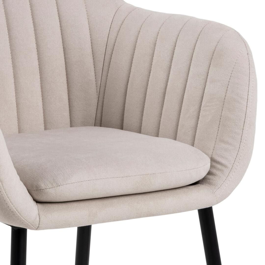 Emilia eetkamerstoel met armleuning: Beige gestoffeerde stoel met armleuningen en zwarte poten.