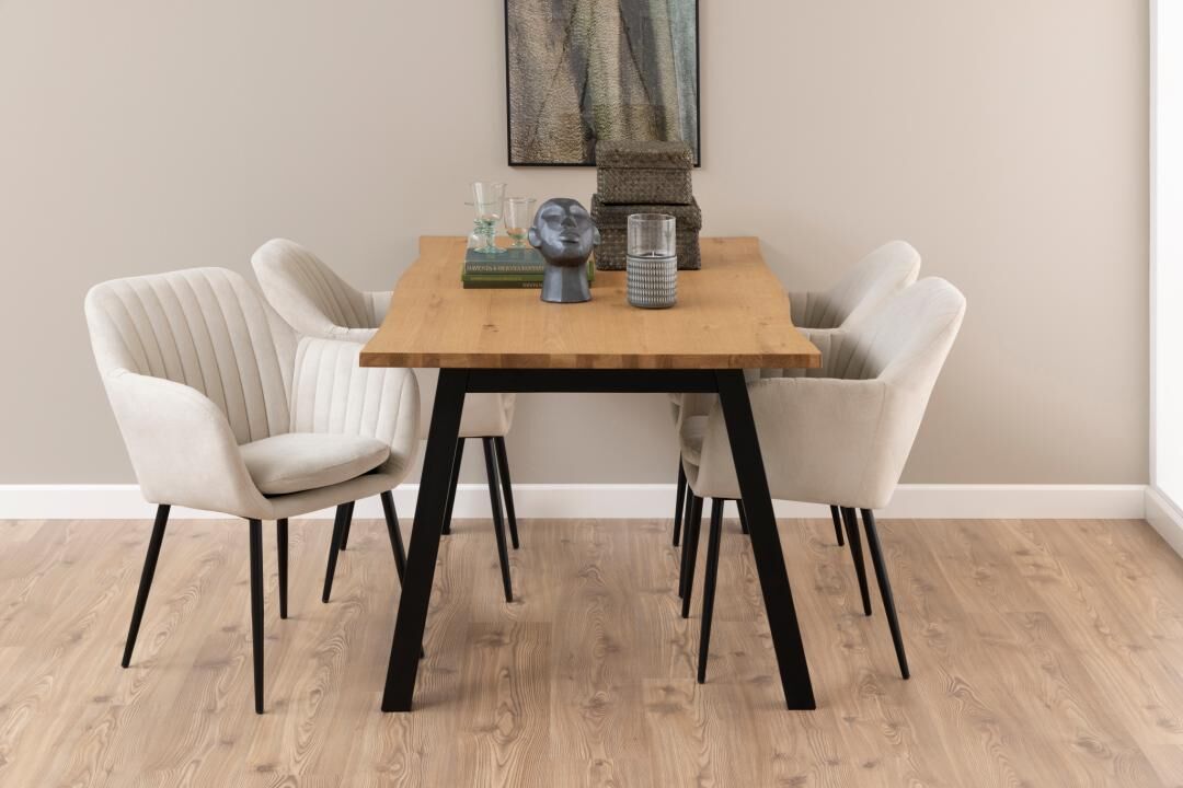 Eetkamer met Emilia eetkamerstoelen met armleuning rondom houten tafel.