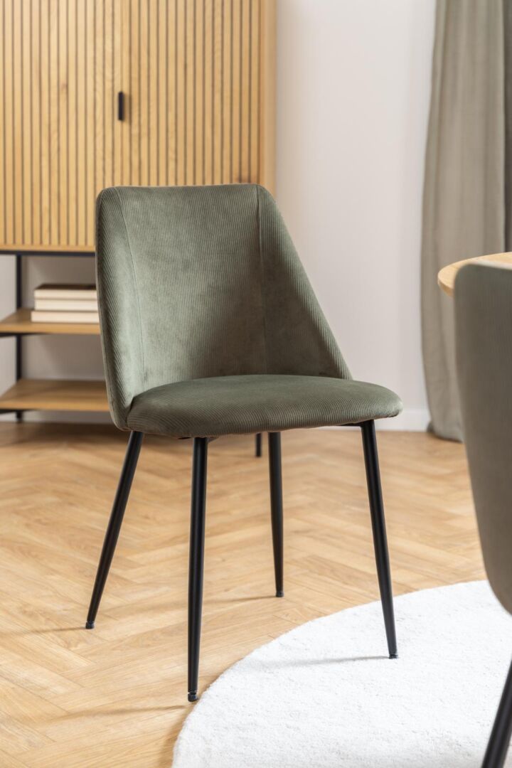 Ines eetkamerstoel: Groene corduroy stoel met zwarte poten.