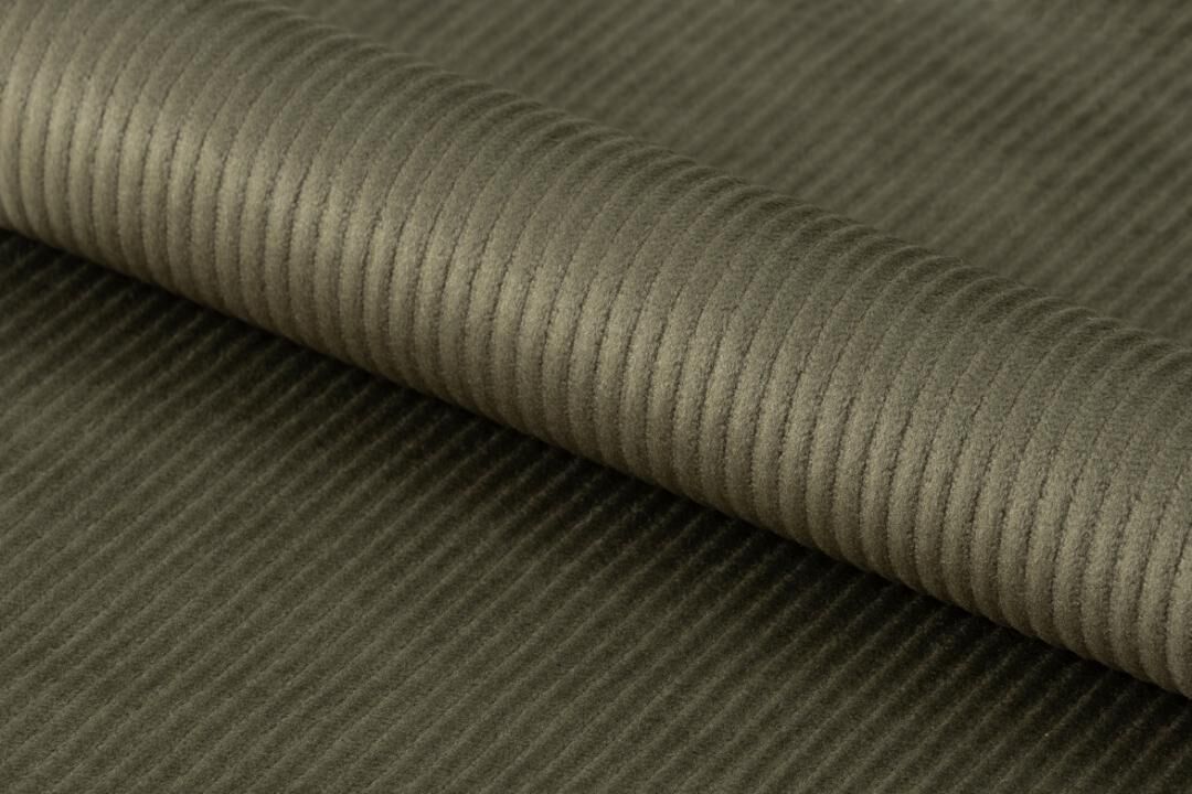 Olijfgroene ribstof, mogelijk gebruikt voor de Ines eetkamerstoel (set van 4).