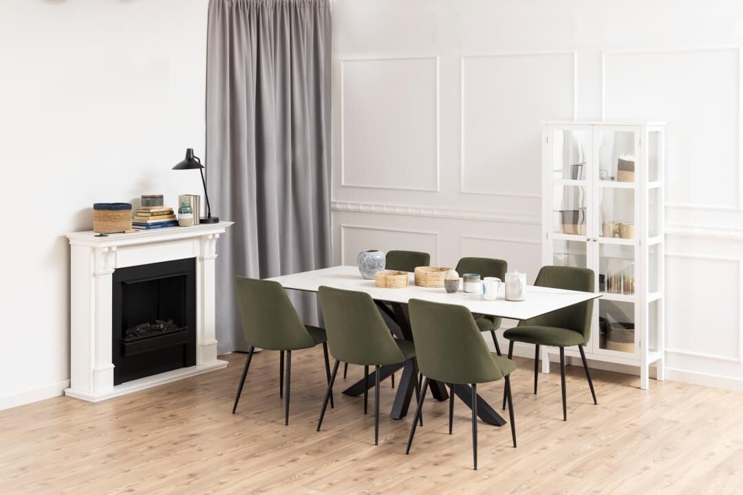 Eetkamer met witte tafel en zes groene Ines eetkamerstoelen (set van 4).