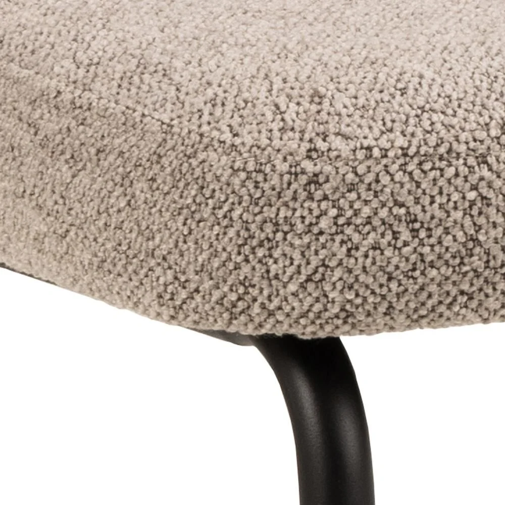 Detailopname Patricia eetkamerstoel: beige zitting met zwarte metalen poot.