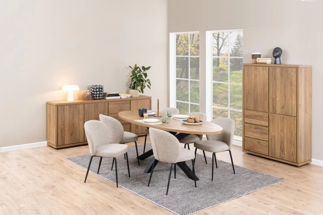 Patricia eetkamerstoel set van 2 bij ovale eettafel in moderne eetkamer.