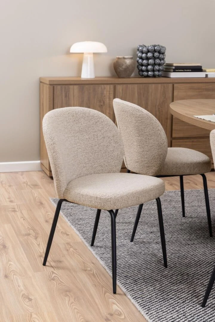 Patricia eetkamerstoel (set van 2): Beige gestoffeerde eetkamerstoelen met zwarte metalen poten.