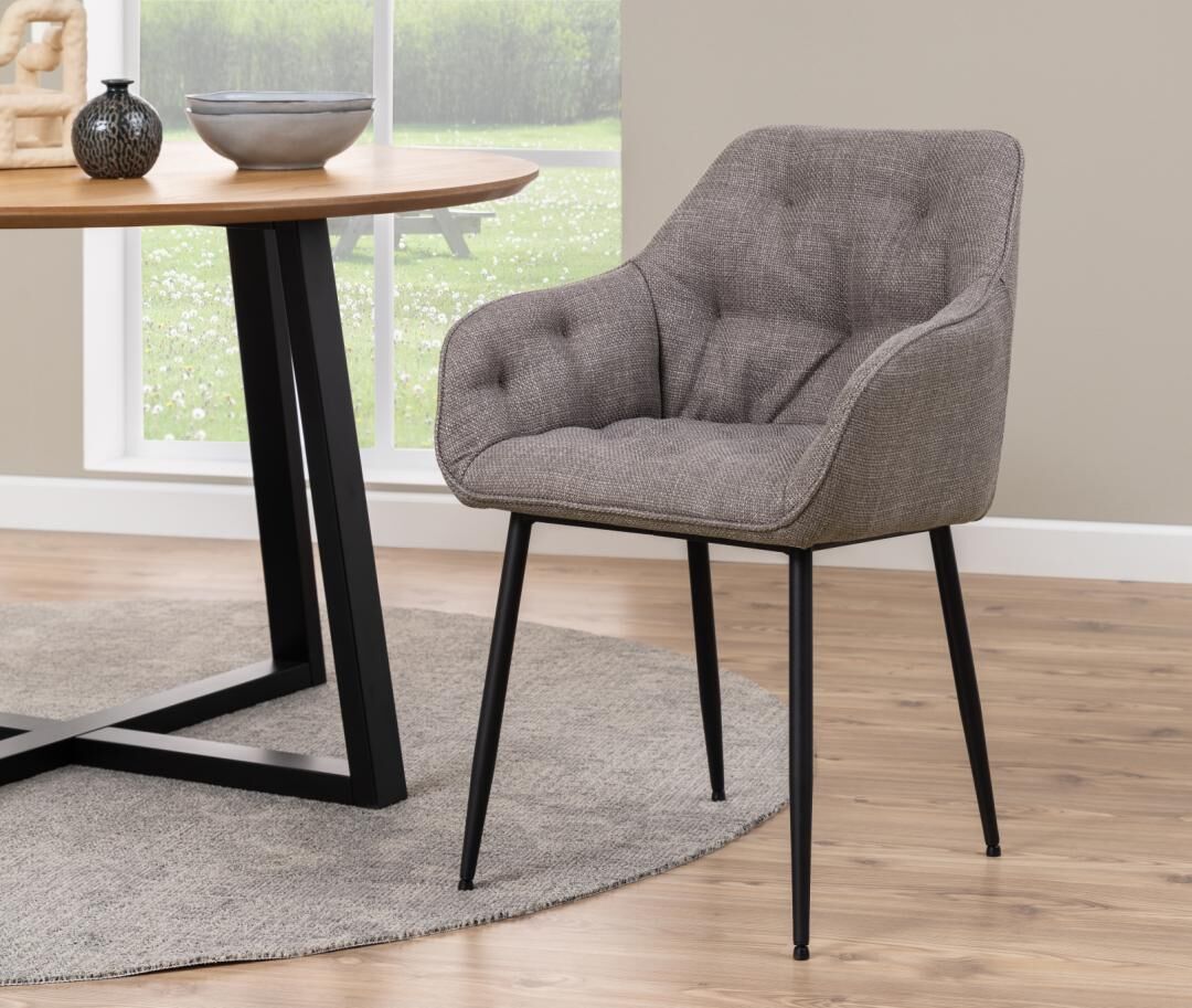 Brooke eetkamerstoel met armleuning: grijze gestoffeerde stoel met zwarte poten.