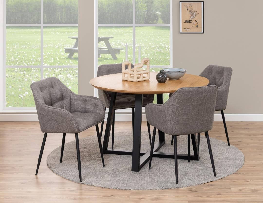 Ronde eettafel met vier grijze Brooke eetkamerstoelen met armleuning en zwarte poten.