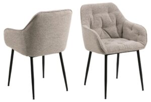 Brooke eetkamerstoel met armleuning: set van 2 beige stoffen stoelen met zwarte poten.