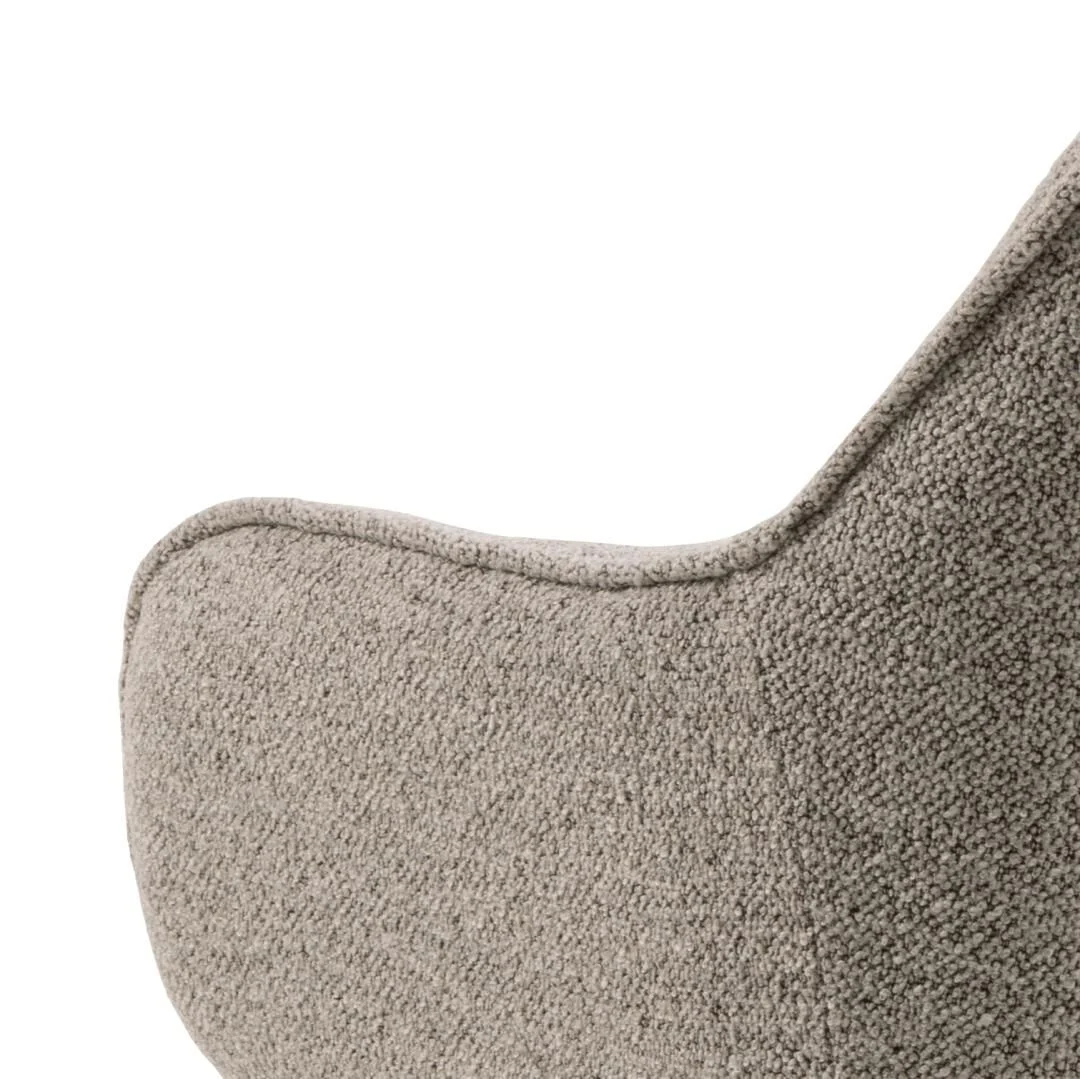 Detailopname Brooke eetkamerstoel met armleuning: grijze stoffering.