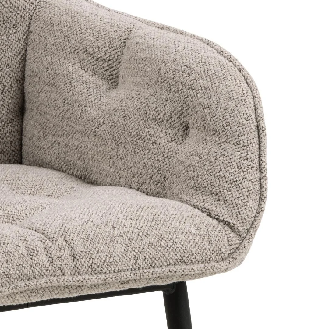 Brooke eetkamerstoel met armleuning: Detail van de beige stoffen zitting en armleuning.