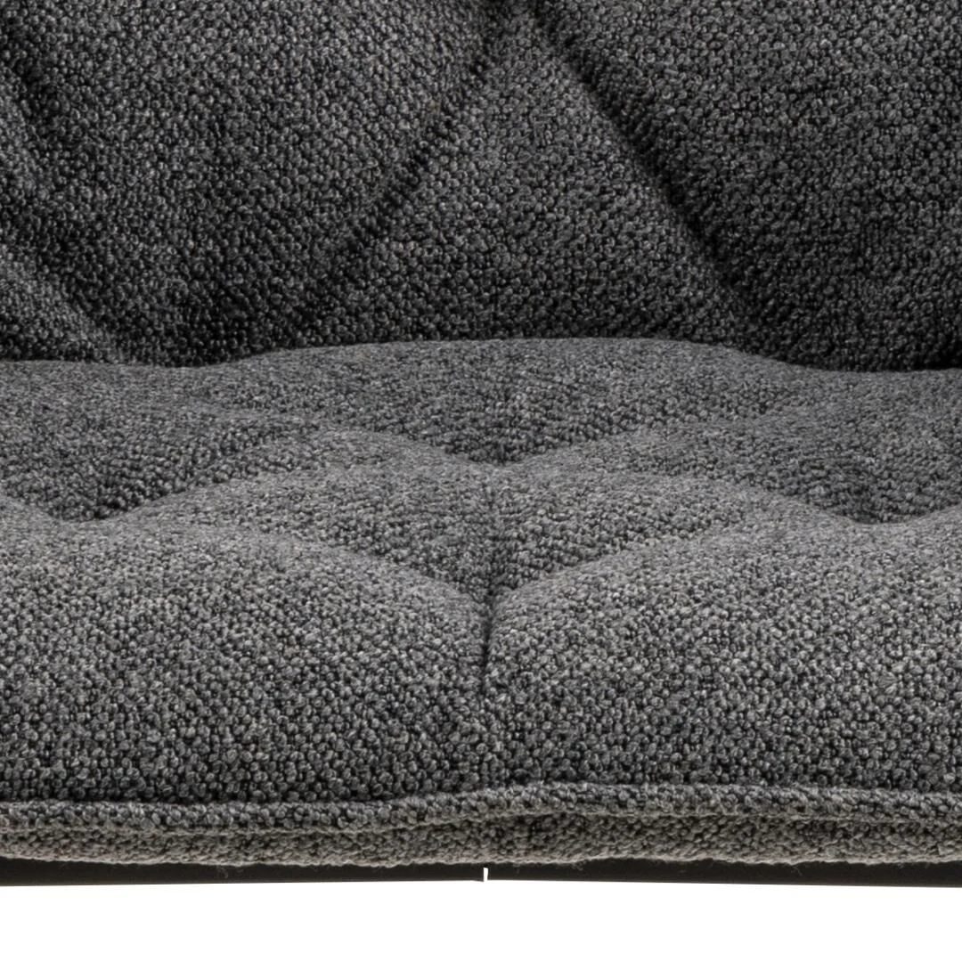 Detailopname Brooke eetkamerstoel met armleuning: grijze bekleding met stiksel.