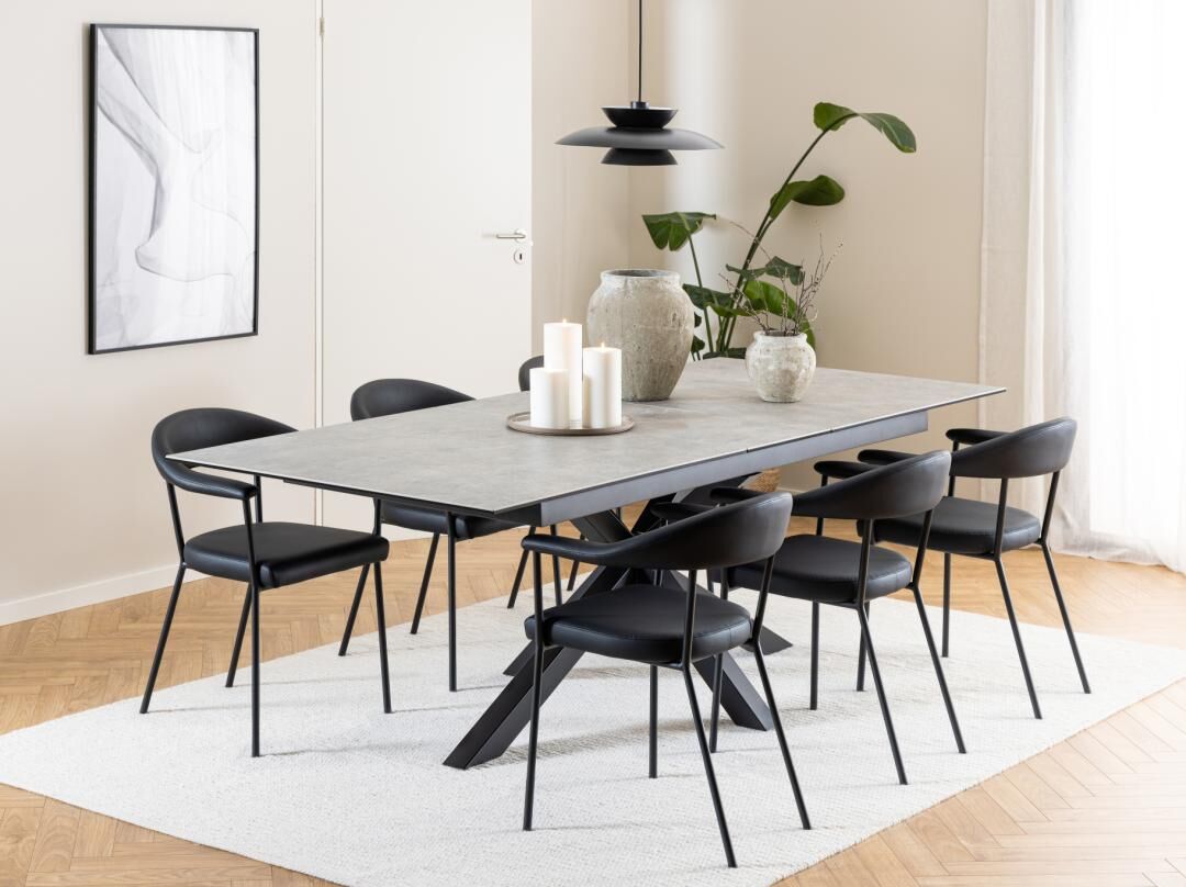 Eetkamer met moderne grijze tafel en zes Ava eetkamerstoelen met armleuning.
