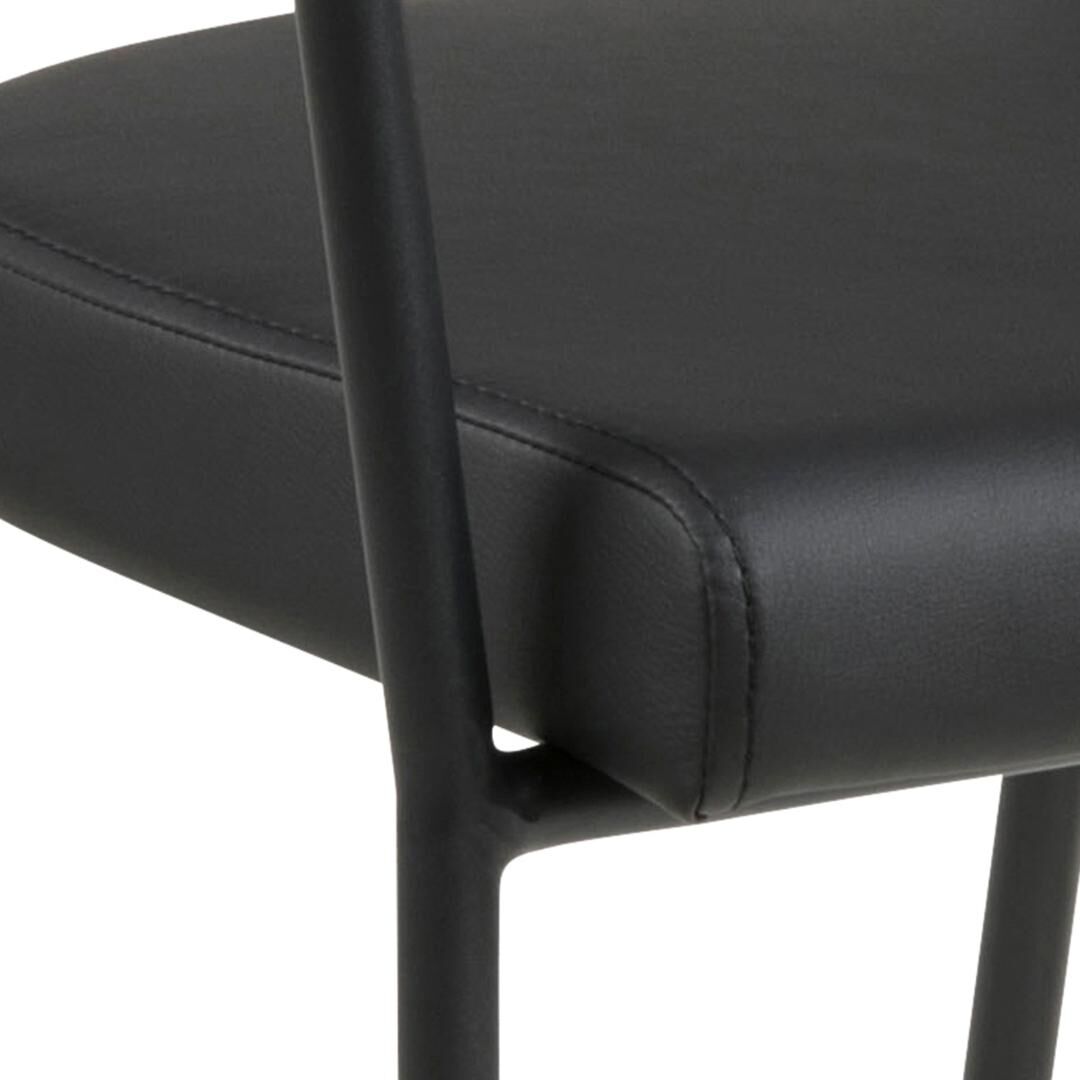 Ava eetkamerstoel met armleuning (set van 2): Zwarte stoel met zwart metalen frame en leren zitting.