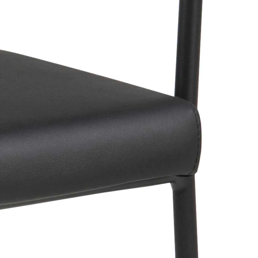 Detail van Ava eetkamerstoel met armleuning: Zwarte zitting en frame.