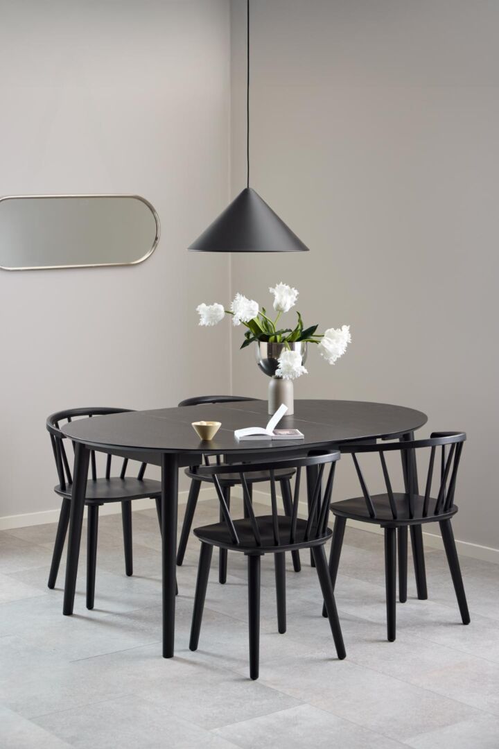Zwarte ronde eettafel met Ida eetkamerstoelen (set van 2), moderne hanglamp en spiegel.