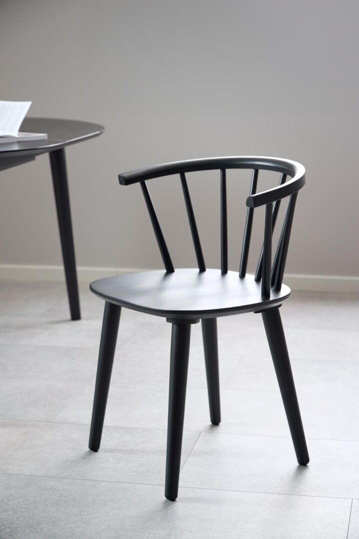 Ida eetkamerstoel (set van 2): Zwarte houten stoel met gebogen rugleuning en ronde zitting.