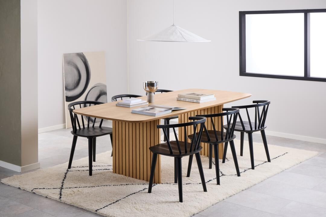 Eetkamer met houten tafel en zwarte Ida eetkamerstoelen (set van 2).
