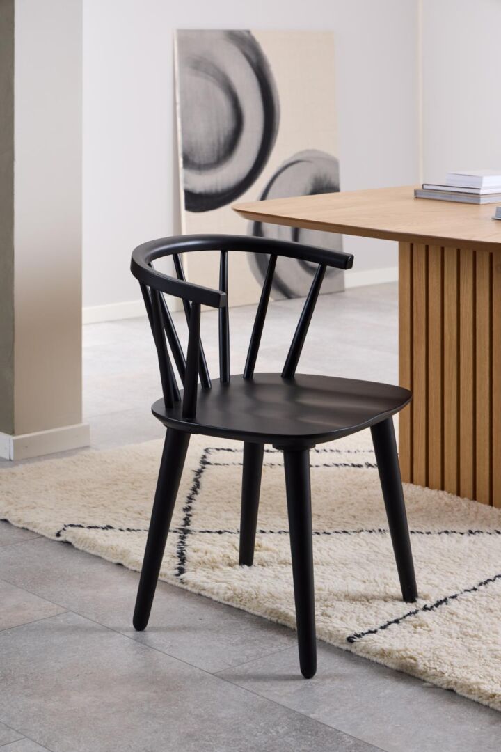 Ida eetkamerstoel (set van 2): Zwarte houten stoel met spijlenrugleuning.